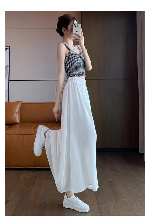 白色阔腿裤裙怎么搭配