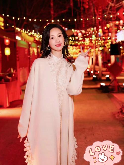 粉色大衣配什么围巾