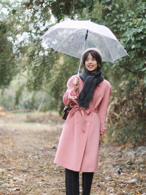 粉色大衣配什么围巾