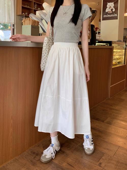 白色高腰裙怎么搭配