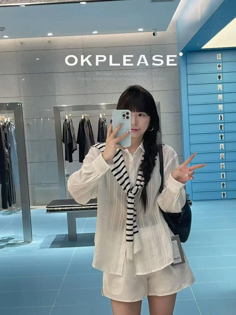 白色a字上衣怎么搭配