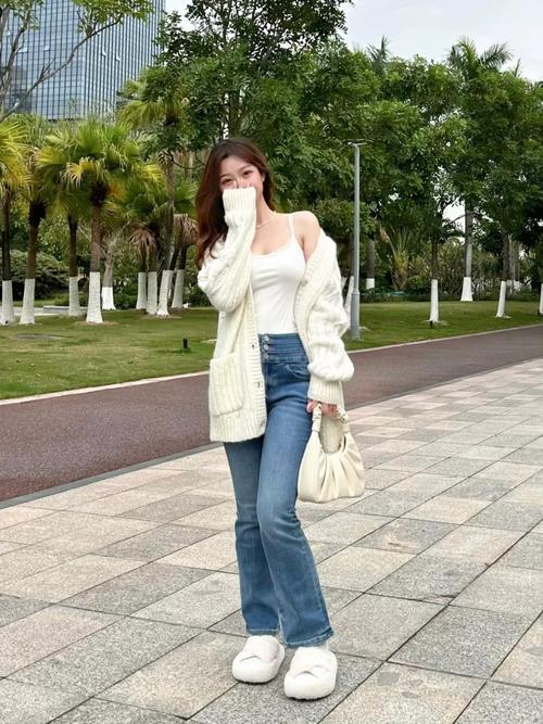 白毛衣怎么搭配牛仔裤