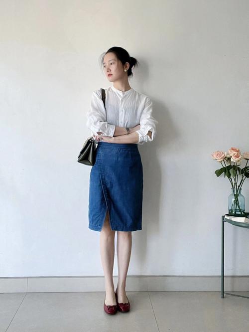 白衬衫牛仔裙怎么搭配