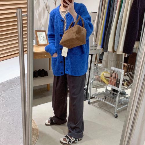 蓝色毛衣配什么大衣