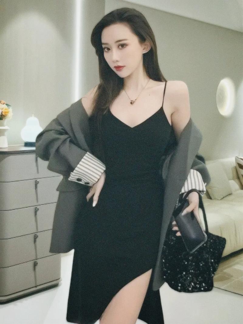 v领吊带裙怎么搭配