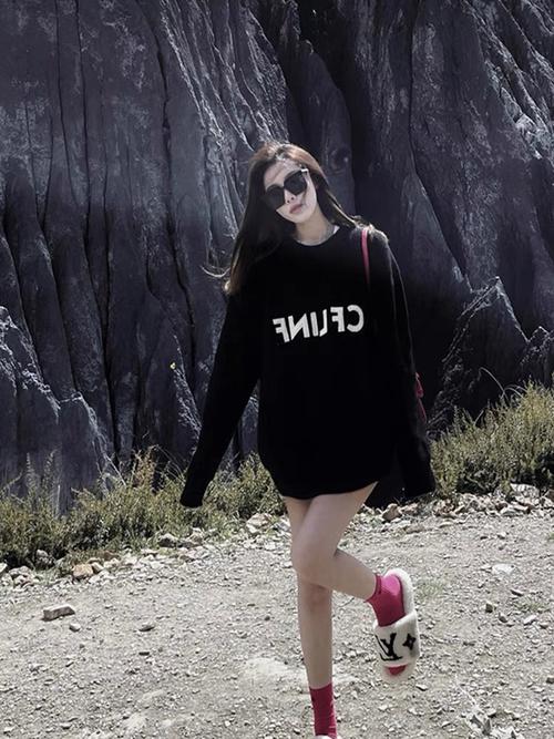 黑色中长款套头毛衣怎么搭配图片大全