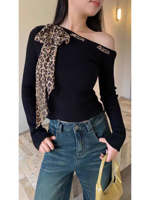 黑色中长款套头毛衣怎么搭配图片