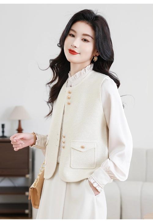 小款马甲怎么搭配衣服好看