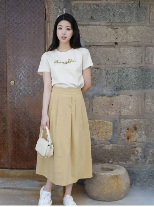 卡其色裙子配什么上衣