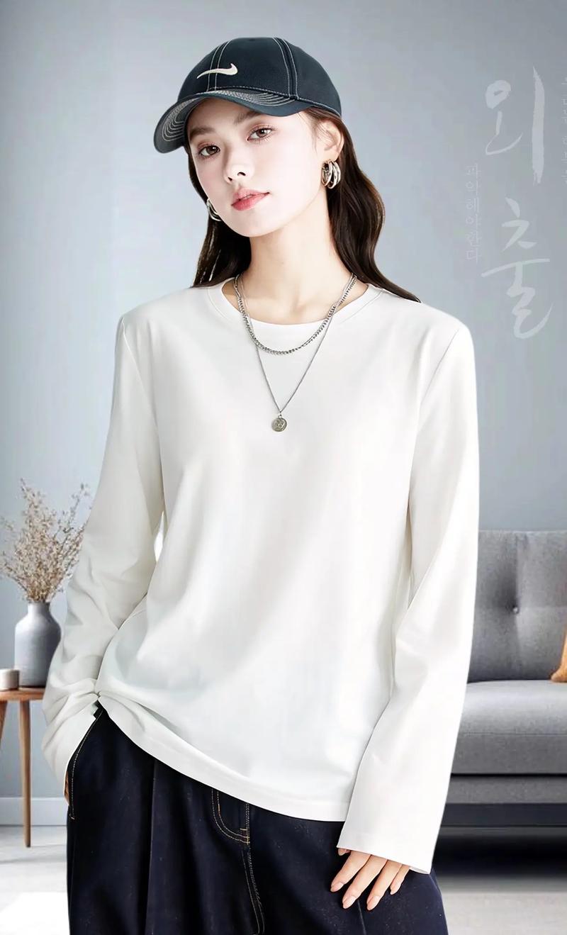 乳白色t恤怎么搭配图片