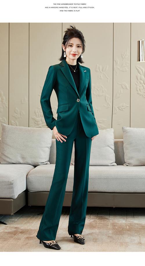 青色休闲西装怎么搭配