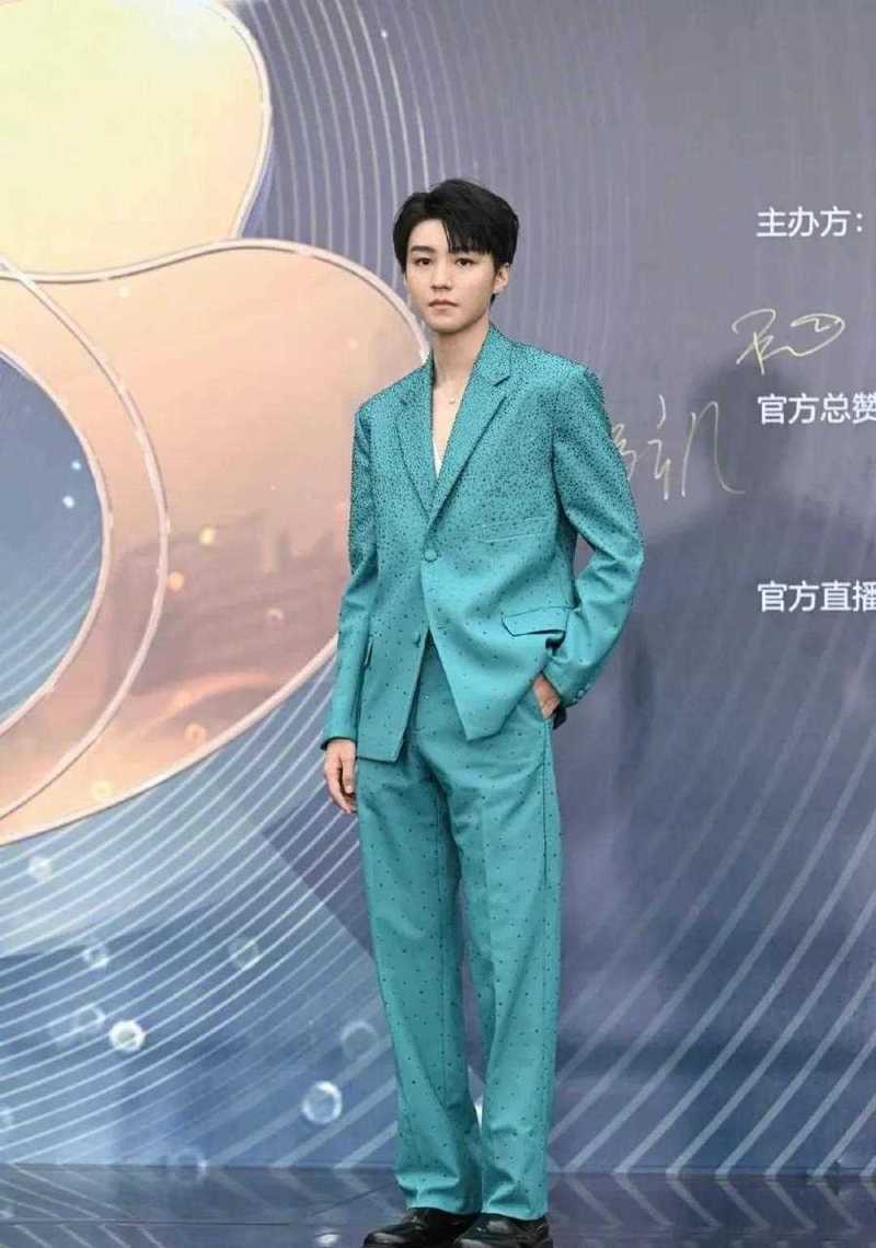 青色休闲西装怎么搭配