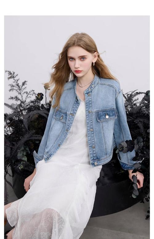 浅色牛仔褂怎么搭配