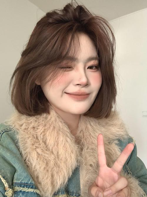 圆脸适合染什么颜色