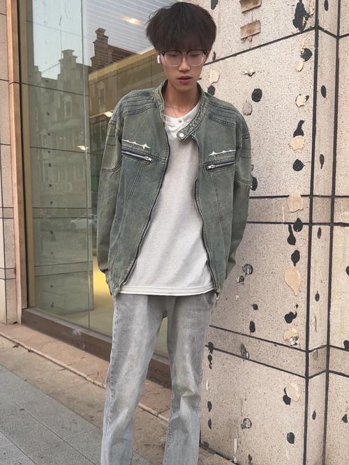 男生短款牛仔外套怎么搭配