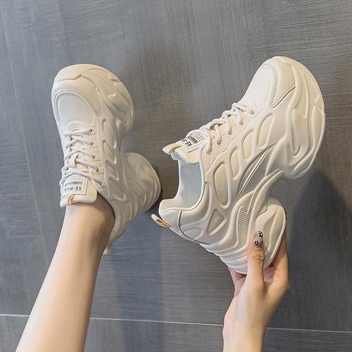 内增高松糕鞋怎么搭配