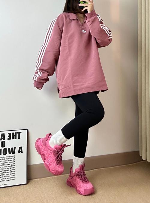 玫红鞋子怎么搭配衣服