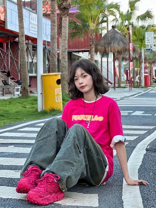 玫红色鞋怎么搭配衣服好看吗