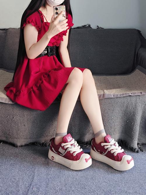 玫红色鞋怎么搭配衣服好看