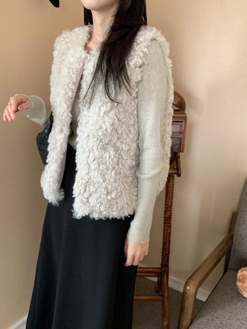 毛绒背心怎么搭配