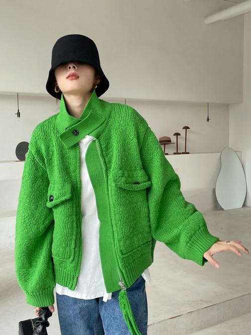 绿色毛线外套怎么搭配图片
