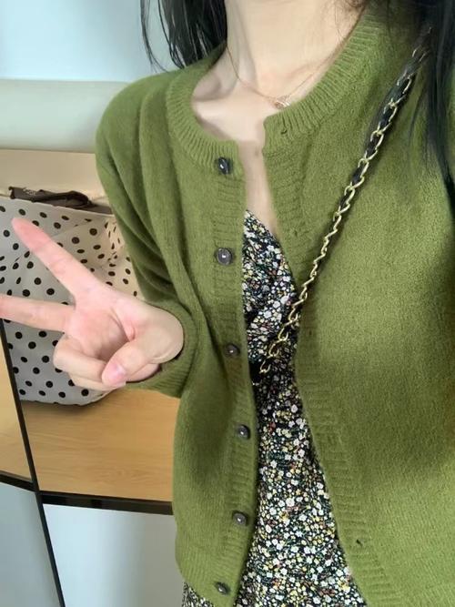 绿色毛线外套怎么搭配图片