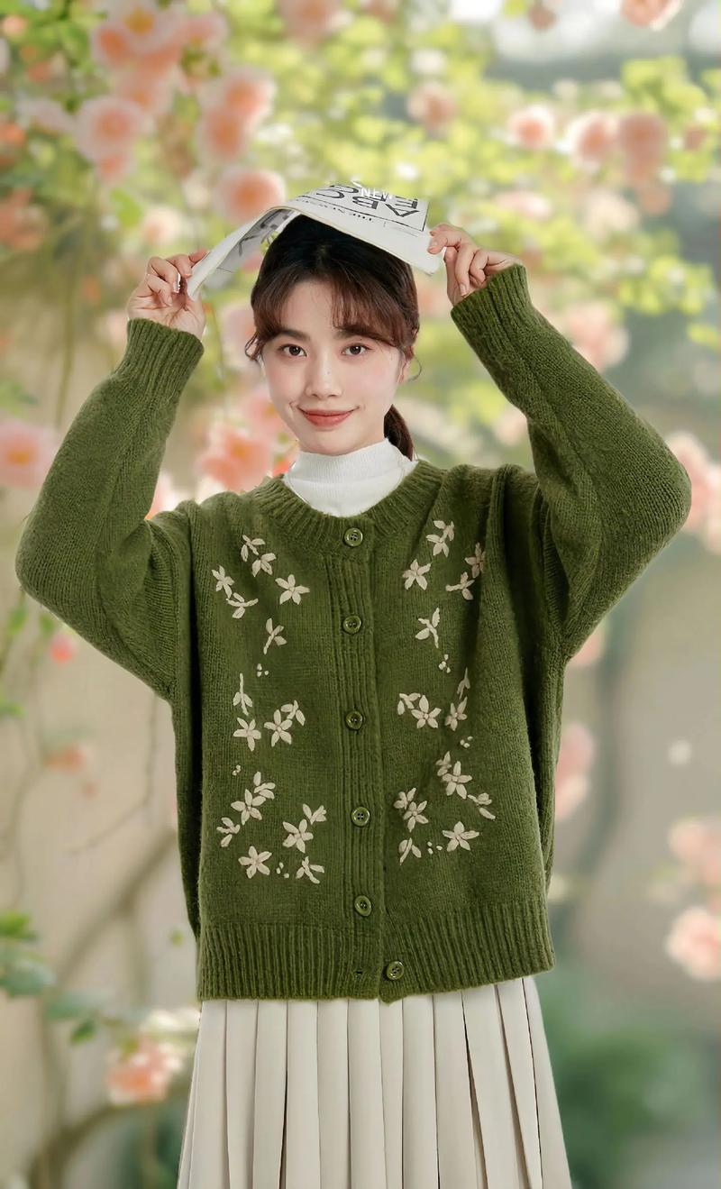 绿色毛线外套怎么搭配图片