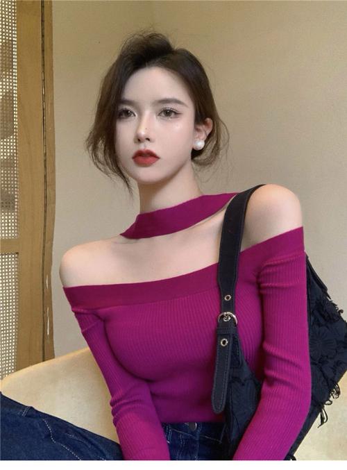 露肩紧身上衣怎么搭配