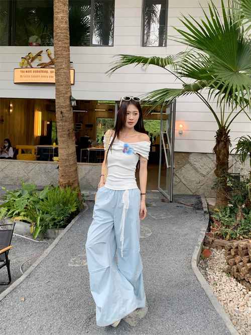 露肩短上衣怎么搭配