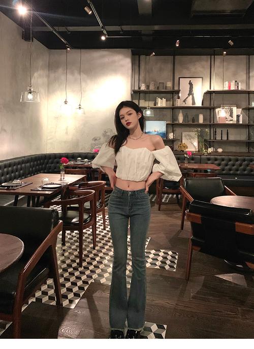 露肩短上衣怎么搭配