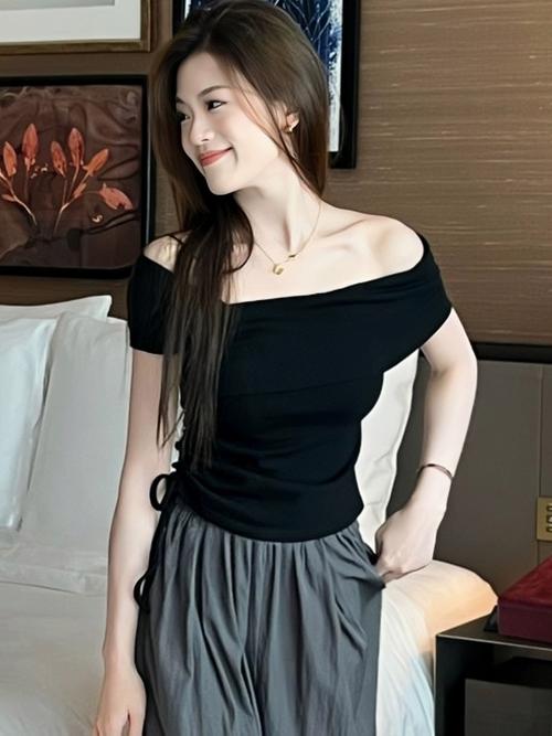 漏肩紧身上衣怎么搭配