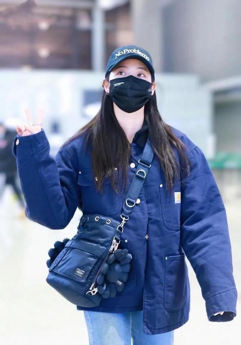 蓝色牛仔外套怎么搭配裤子好看吗