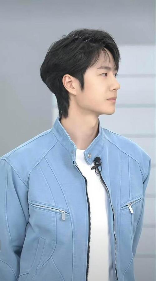 蓝色牛仔外套怎么搭配裤子好看吗