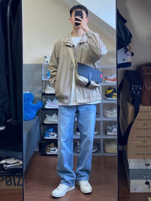 蓝色牛仔外套怎么搭配裤子好看