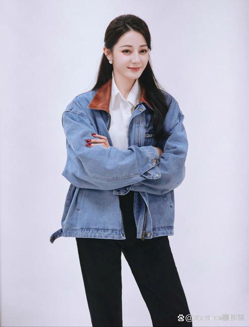 蓝色牛仔外套怎么搭配裤子