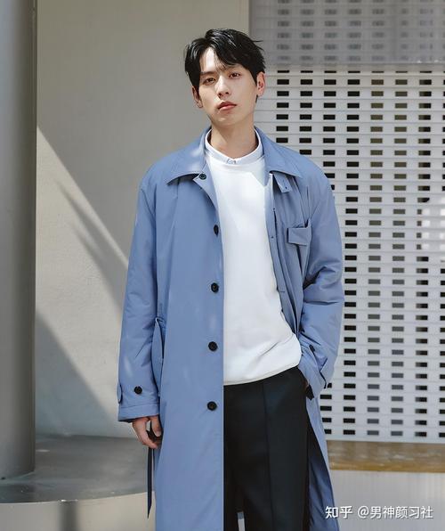 蓝色男士风衣怎么搭配衣服好看