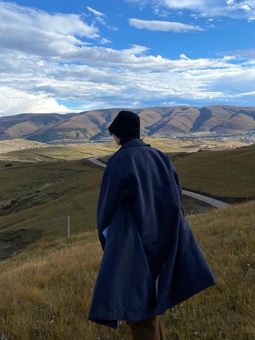 蓝色男士风衣怎么搭配衣服好看