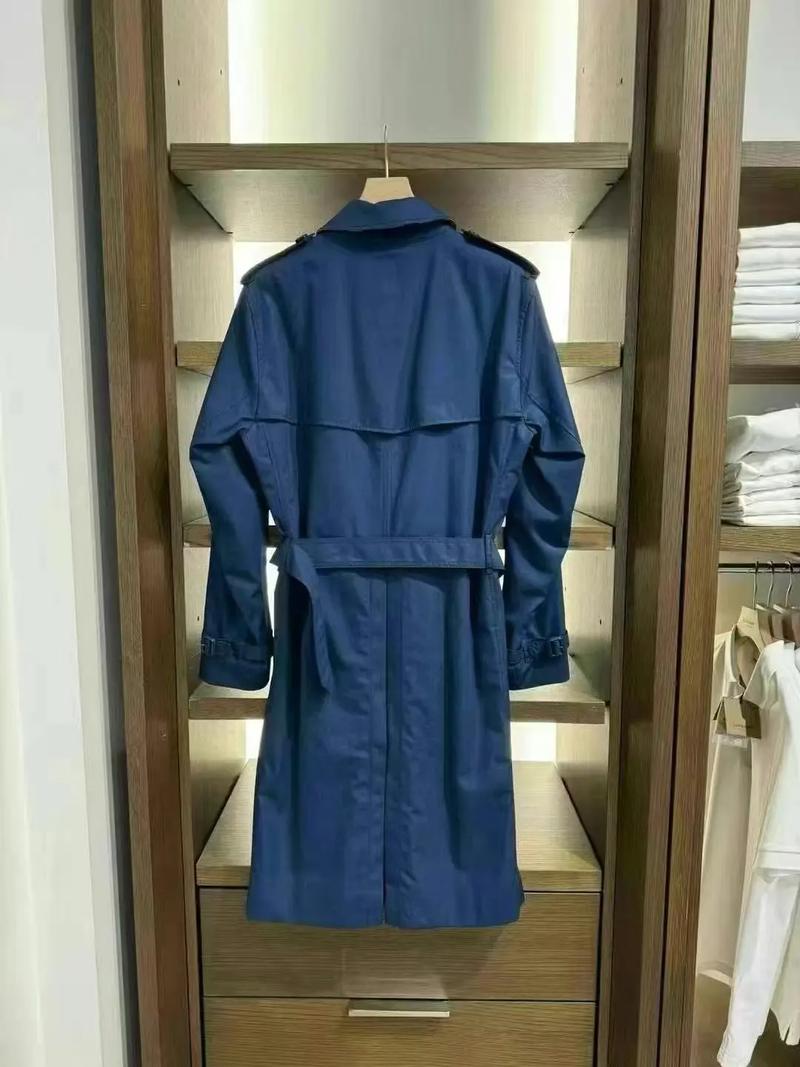 蓝色男士风衣怎么搭配衣服