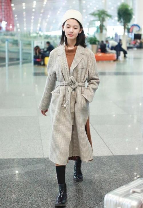 米色外套内搭什么颜色