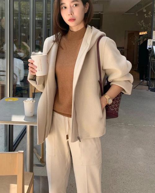 米色外套内搭什么颜色