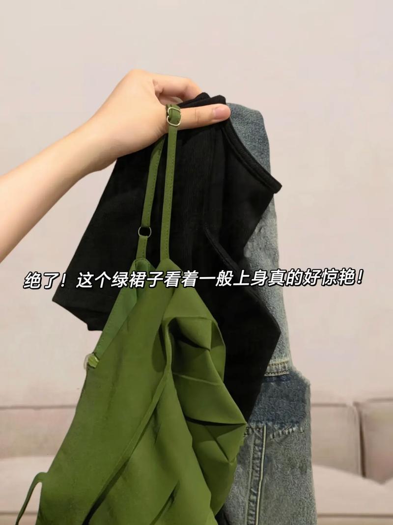 军绿色吊带裙怎么搭配