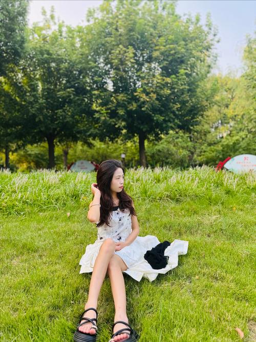 军绿色吊带裙怎么搭配