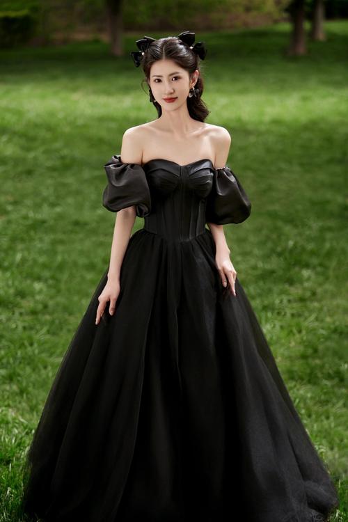 军绿色吊带裙怎么搭配