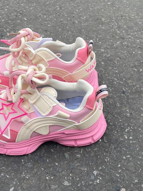 橘粉色运动鞋怎么搭配