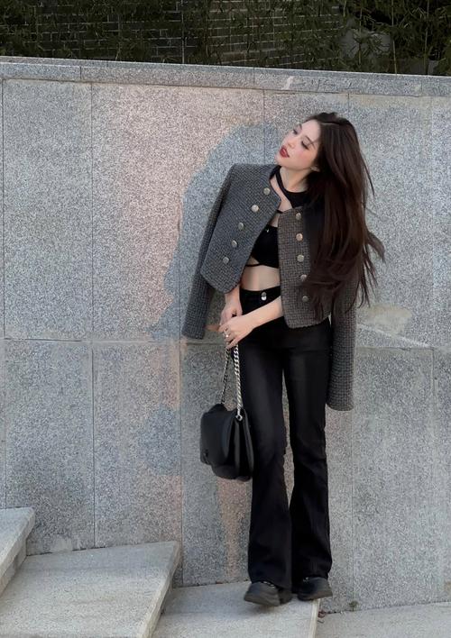 灰色条纹外套怎么搭配图片