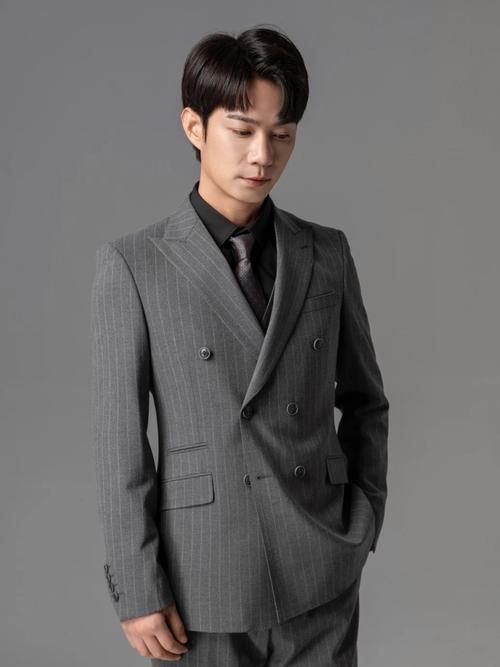 灰色条纹外套怎么搭配