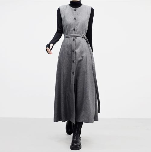 灰色毛背心裙怎么搭配