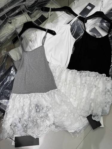 灰色毛背心裙怎么搭配