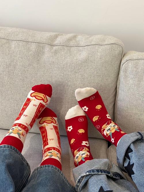 红色袜子怎么搭配