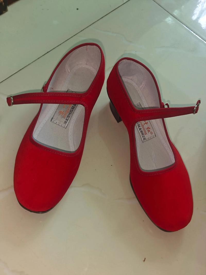 红色的布鞋怎么搭配